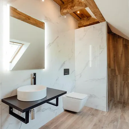 Cornelia Apartment *