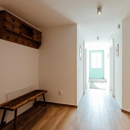 Cornelia Apartment