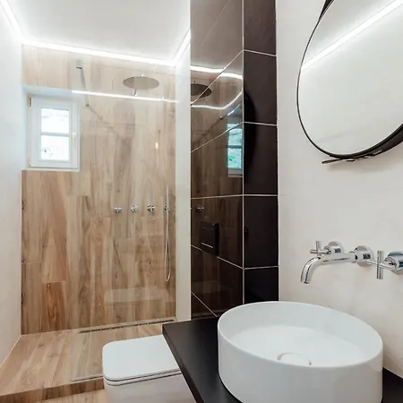 Cornelia Apartment