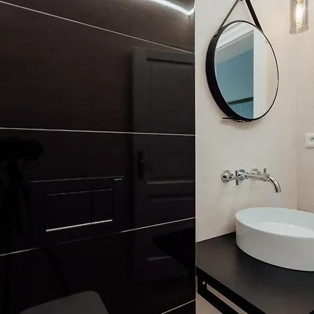 Cornelia Apartment