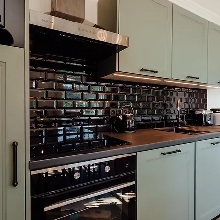 Cornelia Apartment *