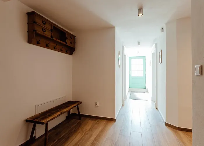 Cornelia Apartment