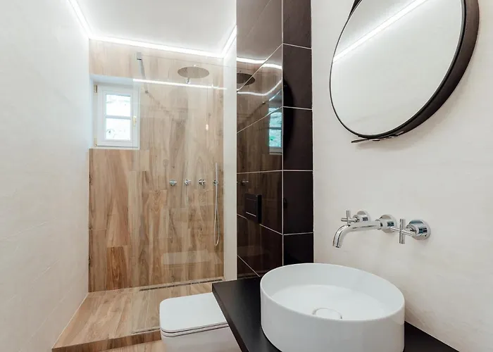 Cornelia Apartment